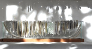 Papier im Glas, Frontalansicht