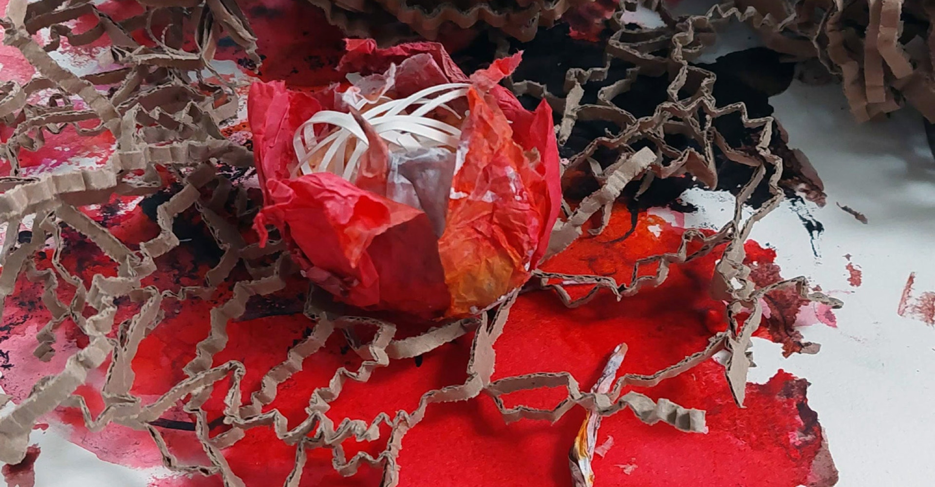 Papierkunst PaperArt in kräftigen Rotönen zusammengefügt zu Kunstobjekten aus Papier.