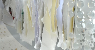 Stimmungsvolles Ambiente mit hellen Papiersorten